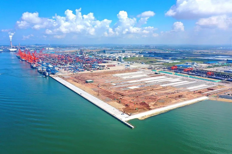 中国首个海铁联运自动化集装箱码头主体完工.jpg
