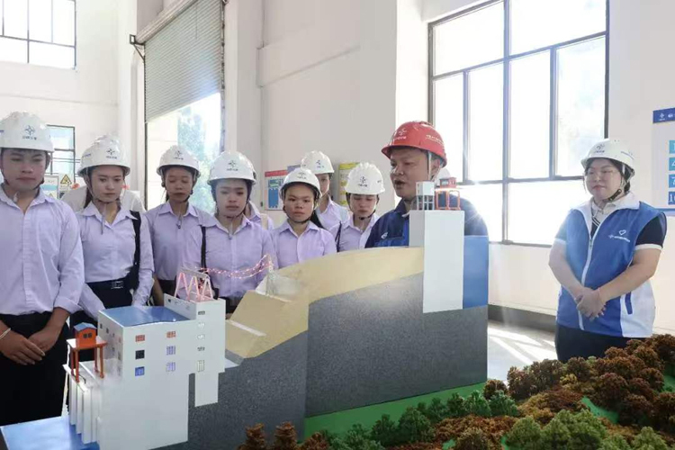 老挝青少年了解清洁能源发电知识1.jpg