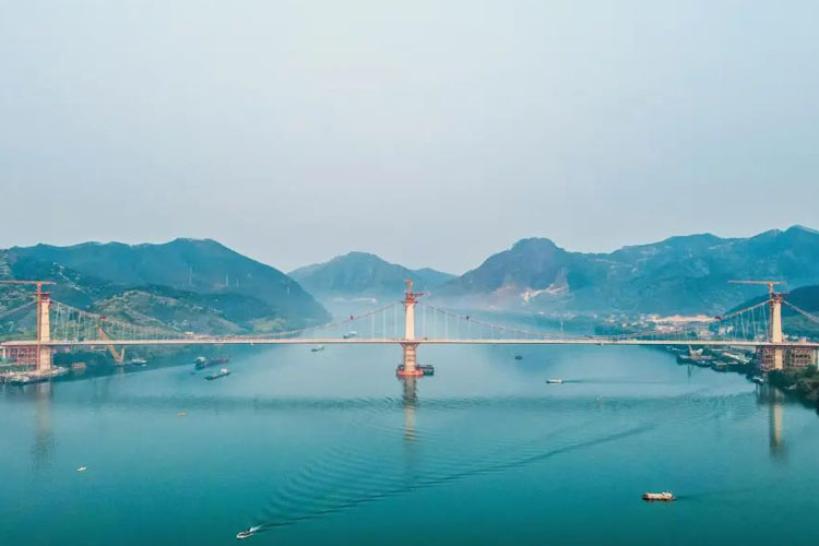中国：多个不同类型的大桥合龙1.jpg